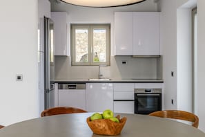 Réfrigérateur, un four, surface de cuisson, lave-vaisselle