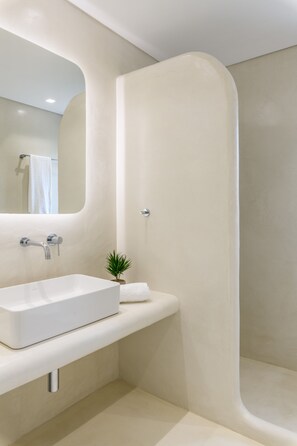Dusche, Haartrockner, Handtücher, Seife