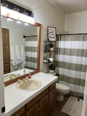 Combined shower/bathtub, jetted bath, hair dryer, towels