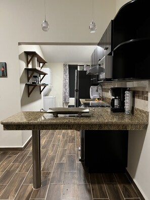 Microondas, cafetera y tetera, tostadora y licuadora 