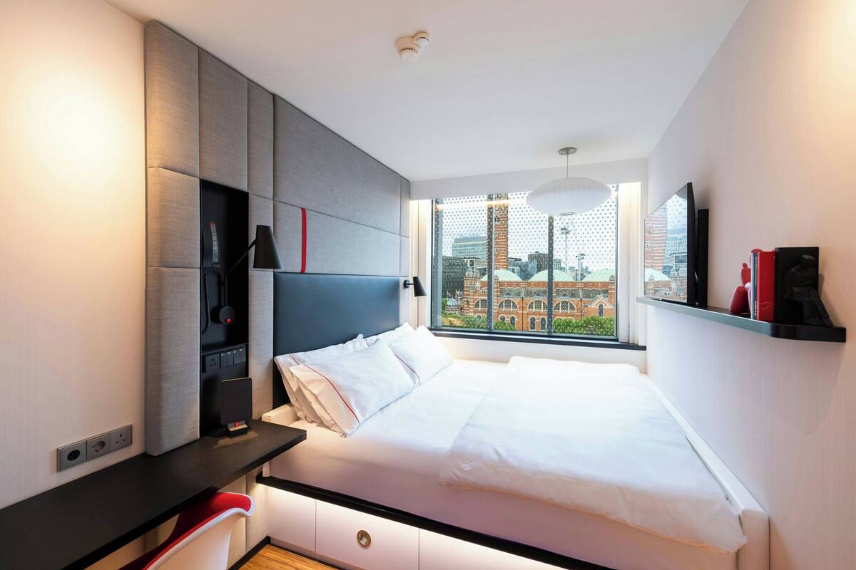 Room, 1 King Bed (View) | Premium bedding, pillowtop beds, in-room safe, desk