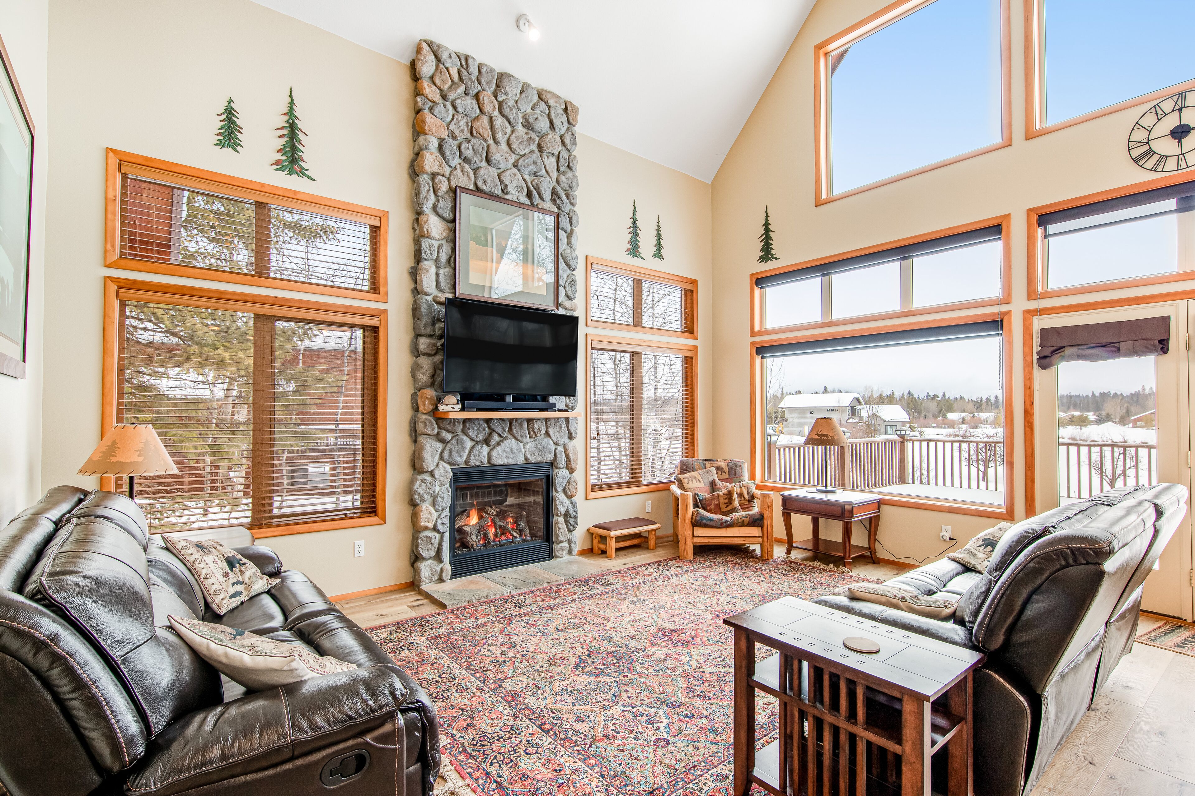 Lovely lodging near town, golfing, & lake activities with grill & WiFi - dogs OK