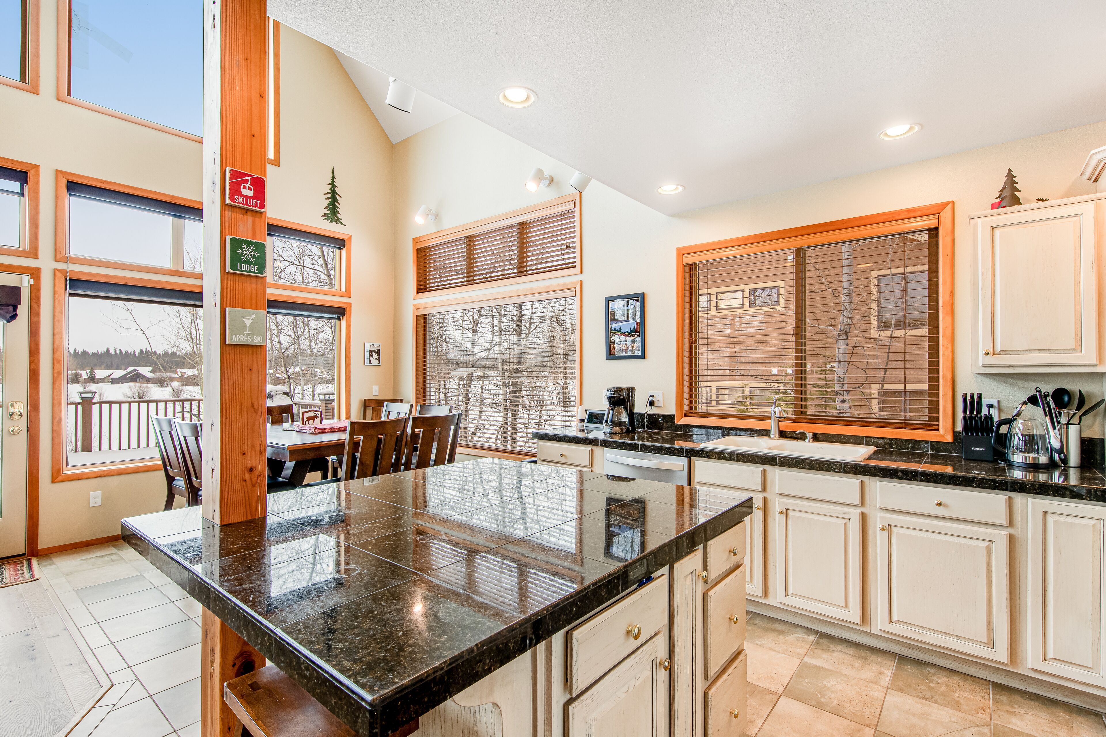 Lovely lodging near town, golfing, & lake activities with grill & WiFi - dogs OK