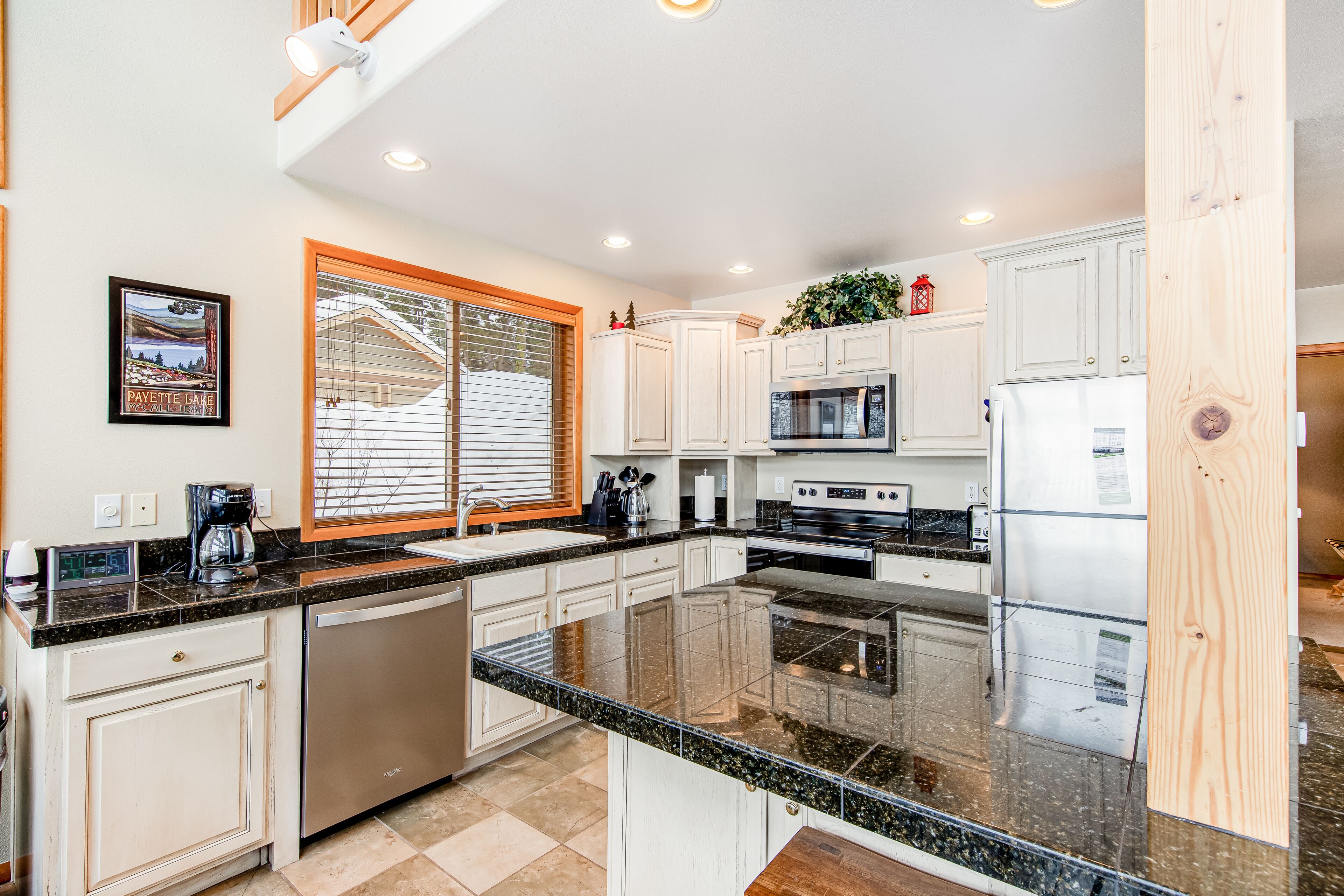 Lovely lodging near town, golfing, & lake activities with grill & WiFi - dogs OK