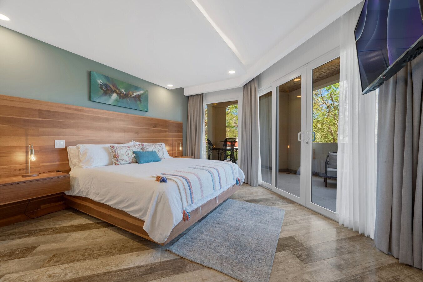 3 habitaciones, escritorio y tabla de planchar con plancha 