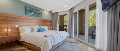3 habitaciones, escritorio y tabla de planchar con plancha