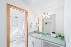 Combined shower/bathtub, hair dryer, towels - Steps to the beach and downtown|3 ensuite BDR beach home|3 fireplaces|WiFi (Cannon Beach)