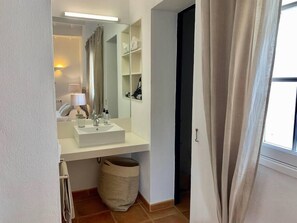 4 bedrooms, soundproofing, iron/ironing board, WiFi