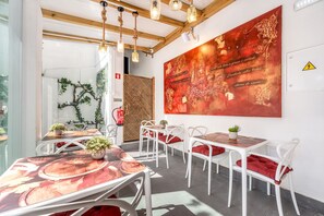 Tägliches kontinentales Frühstück (10 EUR pro Person)