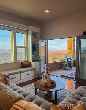 TV - The Cliff Dweller - Peaceful Escape, 50-mile Views (Page)