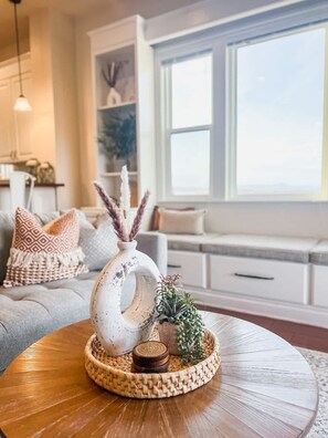 TV - The Cliff Dweller - Peaceful Escape, 50-mile Views (Page)