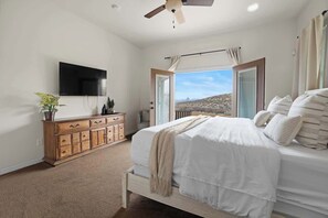 5 bedrooms, iron/ironing board, travel cot, WiFi - The Cliff Dweller - Peaceful Escape, 50-mile Views (Page)