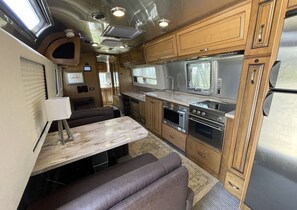 Fridge, microwave, oven, stovetop - Airstream RV - Close to Nashville, yet tucked away from the bustle (THOMPSONS STATION)
