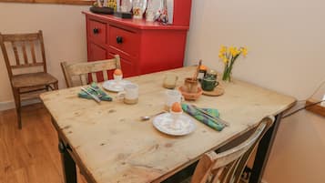 Cottage | Private kitchen | Fridge, electric kettle, toaster, cookware/dishes/utensils
