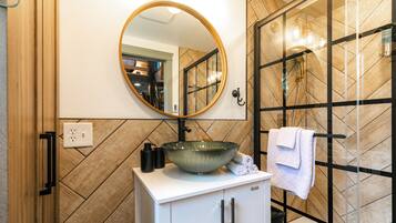 Ducha, secador de pelo, toallas, jabón