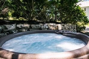 Outdoor spa tub - Tiny house with private Hot Tub (East Syracuse)