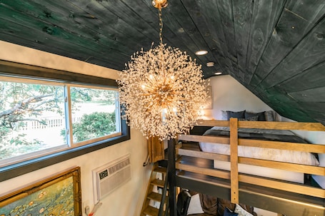 1 室のベッドルーム、デスク、WiFi (無料)、ベッドシーツ. Tiny house with private Hot Tub