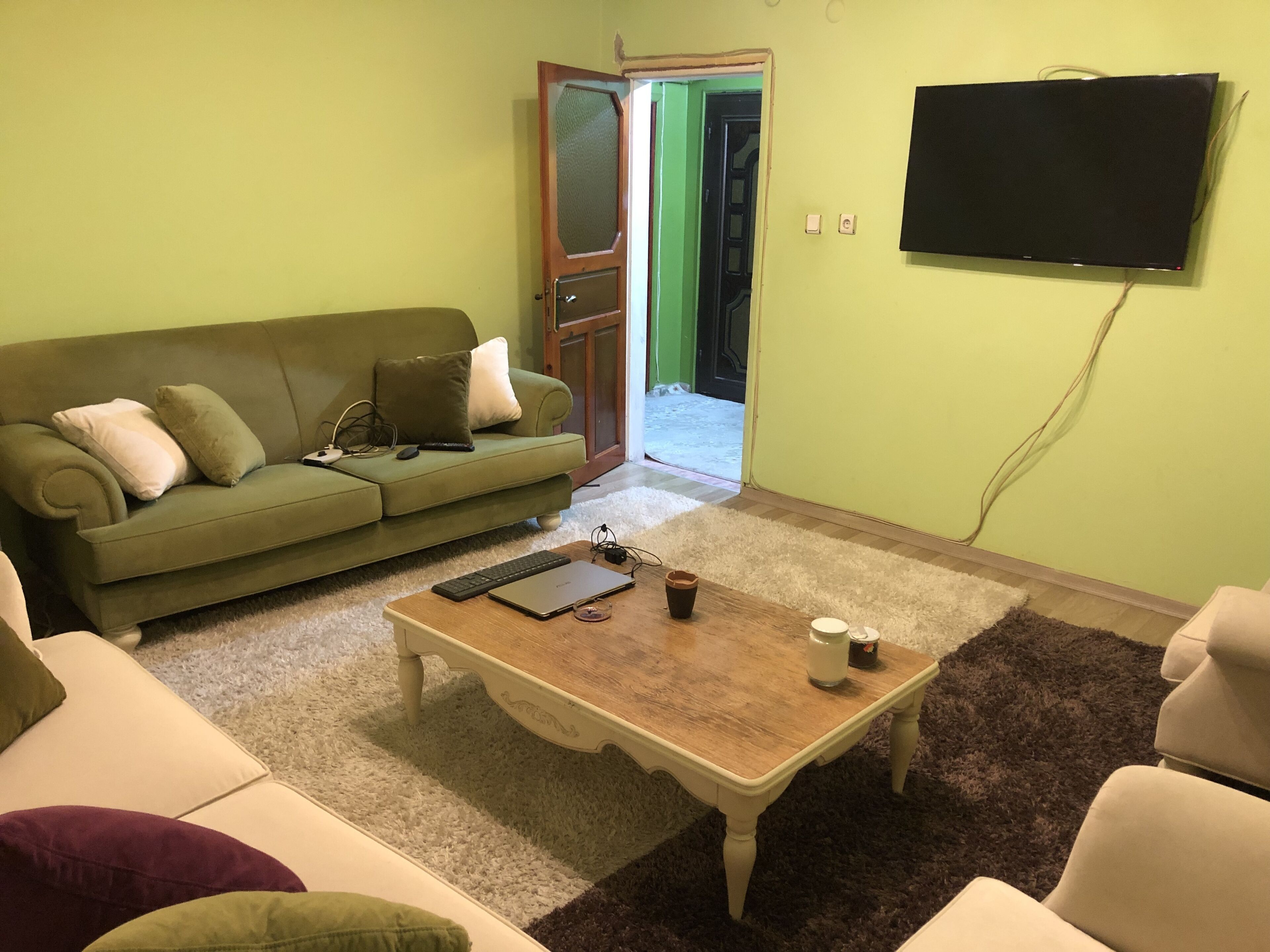 3 Rooms Cozy Flat in family apartment