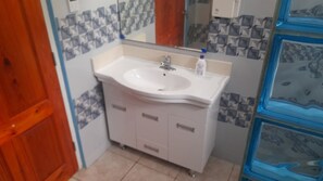 Regadera, toallas, jabón, papel de baño 