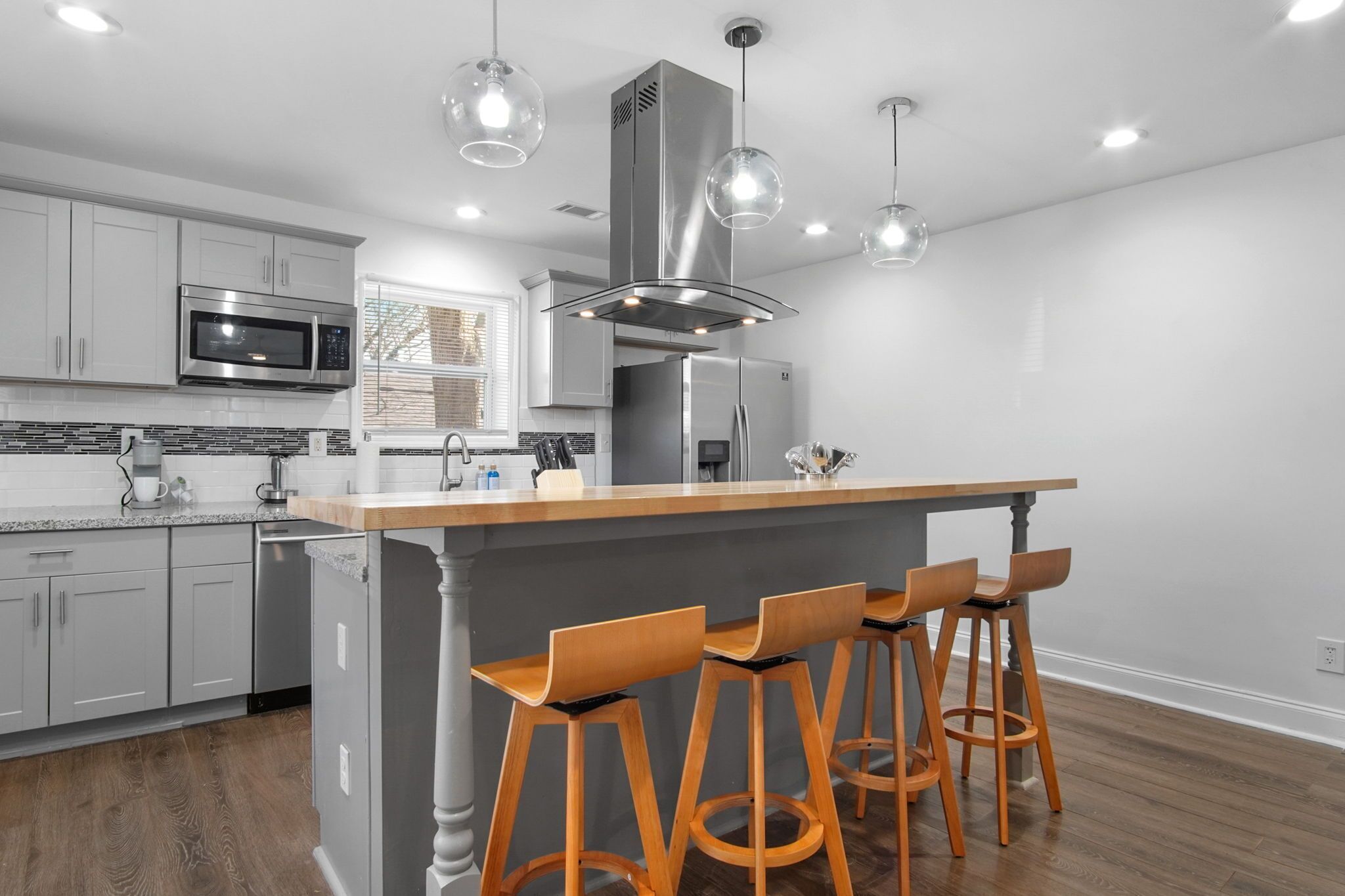 Charming 3BR Bungalow w/ deck | Mins to Downtown