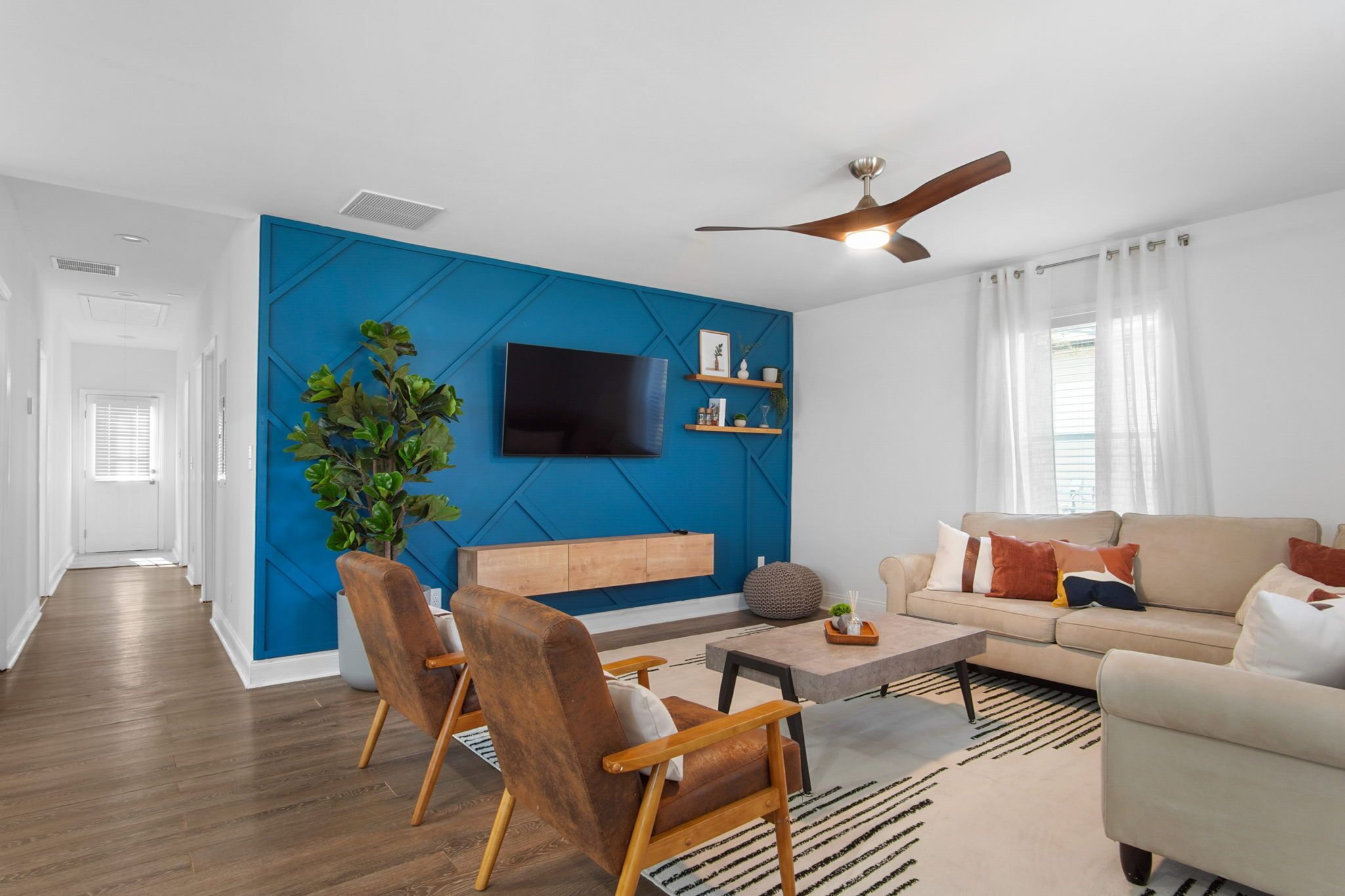 Charming 3BR Bungalow w/ deck | Mins to Downtown