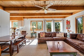 Fernseher, Kamin, DVD-Player, Stereoanlage