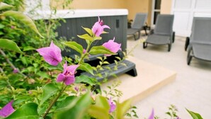A patio area with outdoor seating and a hot tub. - Hotel Lido Inn (Camaiore)