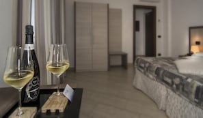 ميني بار وخزنة داخل الغرفة ومكتب ومساحة عمل للكمبيوتر المحمول