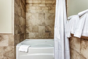 Dusche, umweltfreundliche Kosmetikartikel, Haartrockner, Handtücher