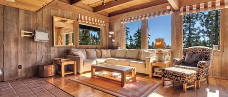 TV, peis, DVD-spiller og bøker