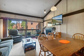 TV connectée, cheminée, lecteur de DVD, services de streaming