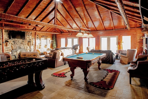 Historic lakefront lodge with full bar, sauna, private boat ramp