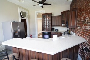 Departamento | Cocina privada | Refrigerador con congelador, microondas, horno y parrilla de estufa