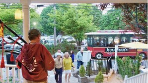 Bussin kylkeen oli maalattu teksti ”Jonahin ravintola”, ja bussi oli pysäköity kadulle, jonka varrella ihmiset kävelivät.