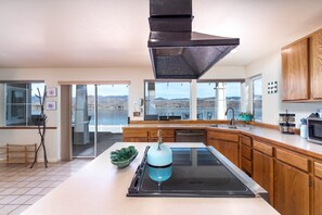 Fridge, microwave, oven, stovetop - Waterfront Home on Lake Chelan, Pet Friendly! (Chelan)