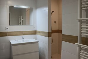 Shower, towels