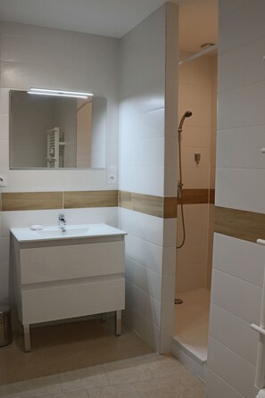 Shower, towels - Maison de village Donzère (Donzere)