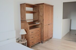 Basic-rum | 3 sovrum, individuell inredning, unika möbler och mörkläggningsgardiner