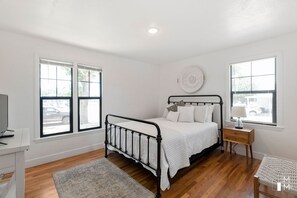 3 bedrooms, in-room safe, desk, iron/ironing board