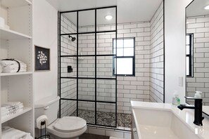 Douche, sĂšche-cheveux, serviettes fournies, savon
