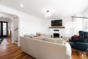 Smart TV, fireplace