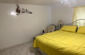 3 bedrooms, in-room safe, iron/ironing board, free WiFi