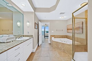 Ensemble douche/baignoire, baignoire à jets, sèche-cheveux