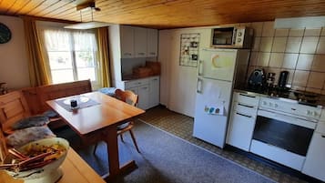 KĂŒhlschrank, Mikrowelle, Ofen, Herdplatte