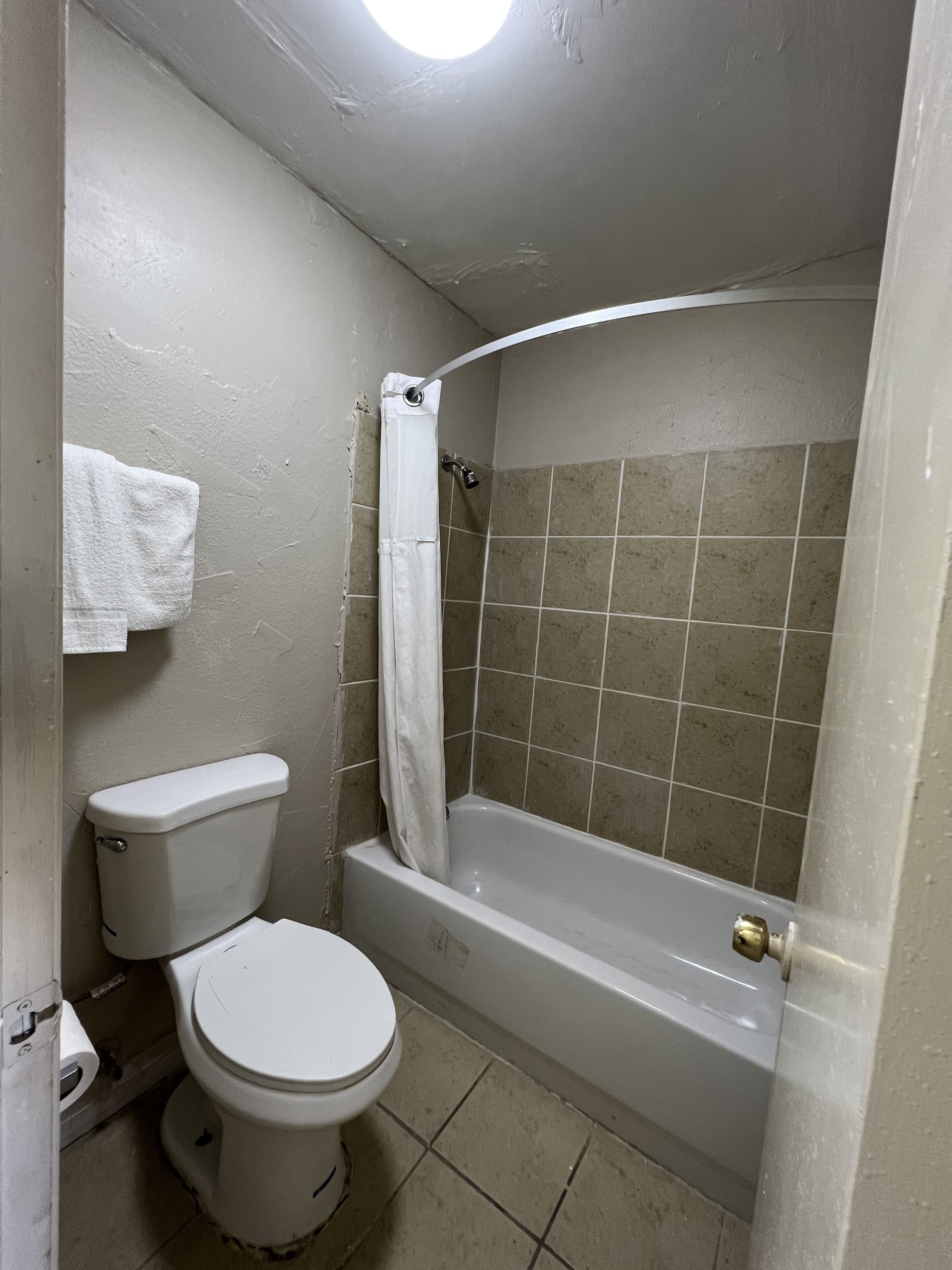 Duschwanne, kostenlose Toilettenartikel, Handtücher