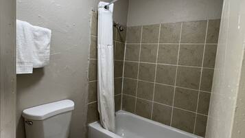 Duschwanne, kostenlose Toilettenartikel, Handtücher