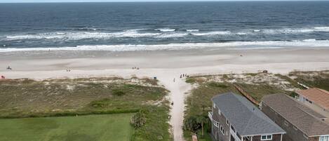 Ubicación cercana a la playa, tumbonas y toallas de playa