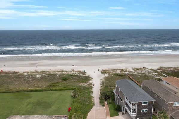 Beach nearby, sun-loungers, beach towels