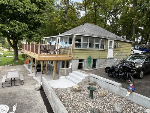 Fully furnished cabin overlooking scenic Wabasis Lake