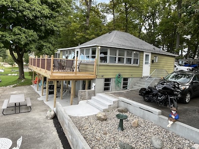 Fully furnished cabin overlooking scenic Wabasis Lake